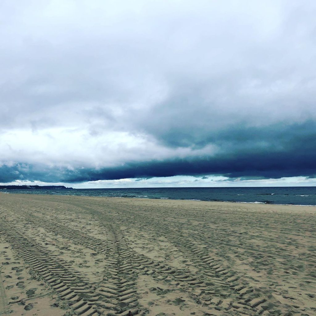 Sturmwolken am Strand von Swinemünde in Polen