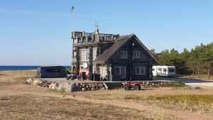 Im Holhaus von Surfers Paradise auf Hiiumaa wohnt der Kitelehrer