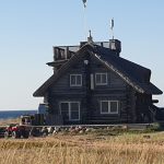 Typisches Holzhaus mit Dachterasse in Estland