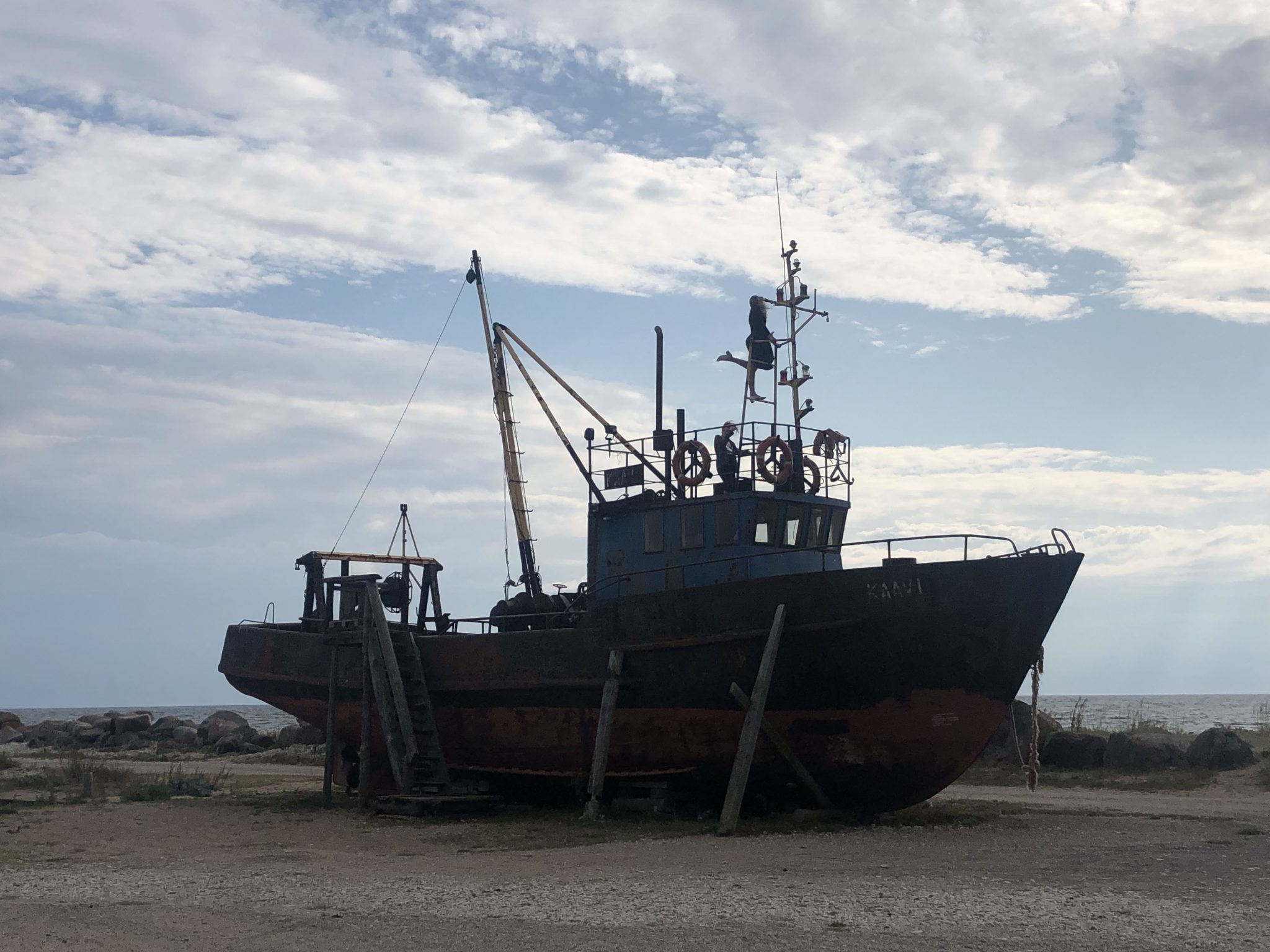 Fischkutter am Hafen von Sõru 