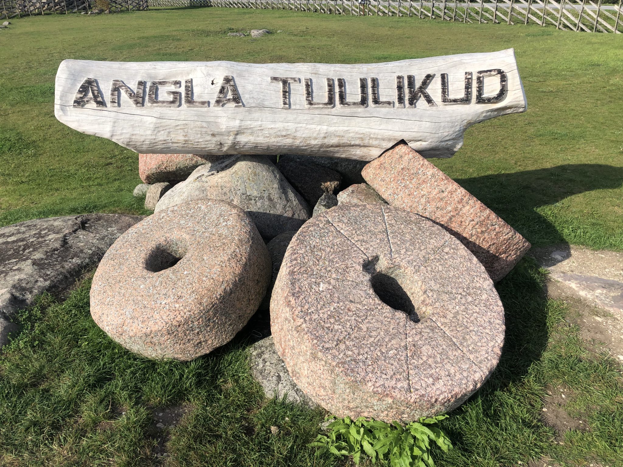 Mühlsteine bei den Windmühlen in Angla Tuulikud