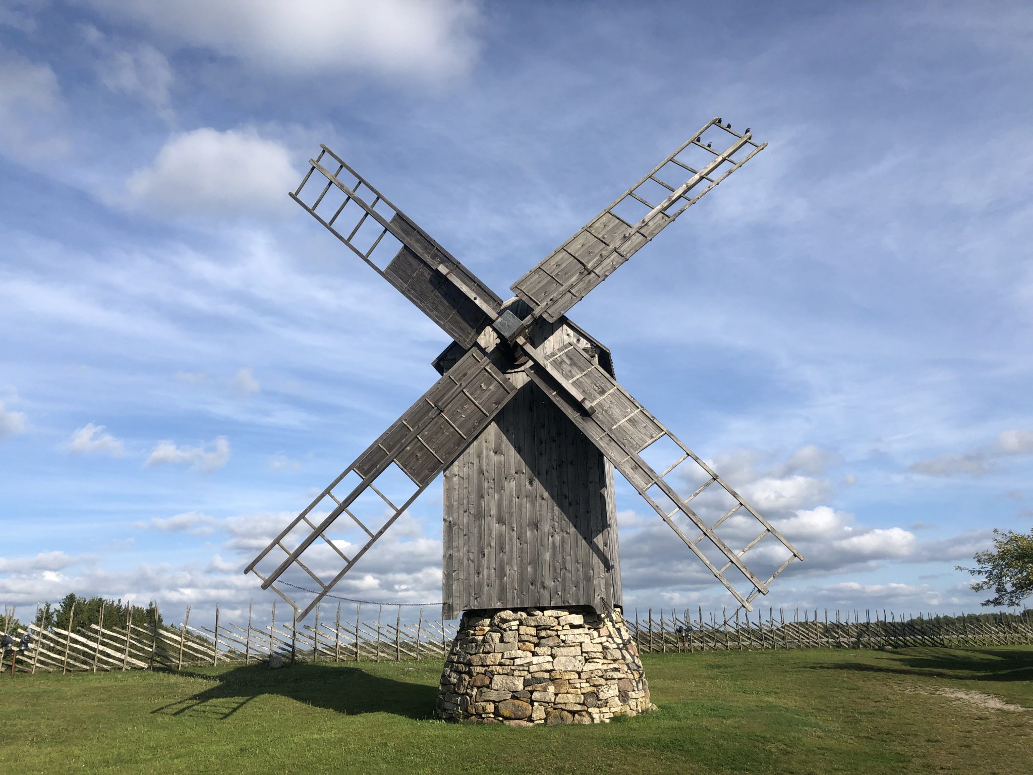 Eine Windmühle auf Saaremaa in Angla Tuulikumägi (Der Mühlenberg von Angla) Vier der fünf Mühlen in Angla sind für die Insel Saaremaa typische Bockmühlen, die zu Beginn des vorigen Jahrhunderts gebaut wurden. 