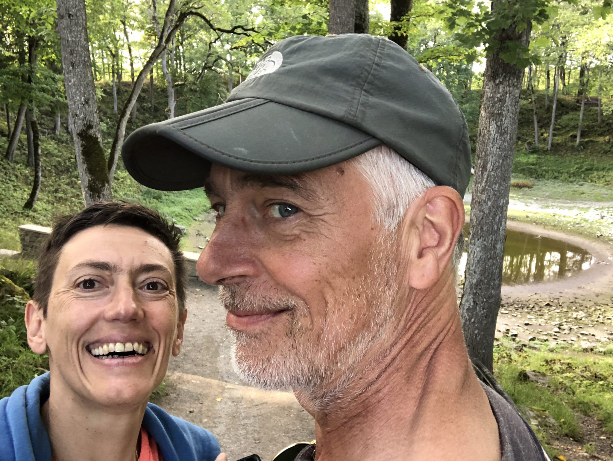 Der Osteopath Normen Wolke und Ursula Fischer vor dem Kaali Meteoriten Krater