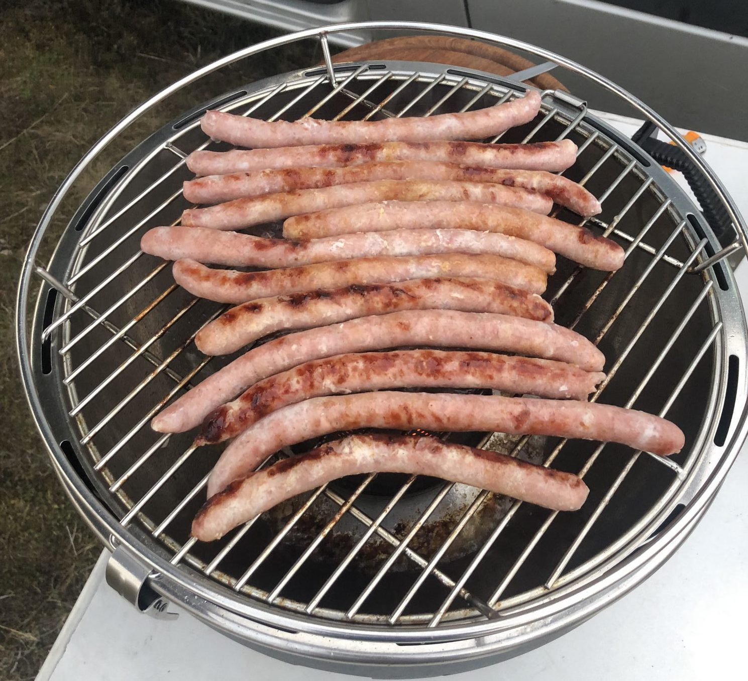 Estnische Bratwürste auf dem Grill vor Sadama Turg in Tallinn