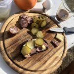 Brotzeit mit sauren Gurken und estnischer Elch Salami