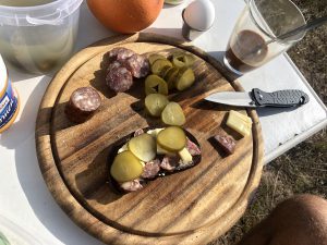 Brotzeit mit sauren Gurken und estnischer Elch Salami