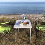 Romantisches Abendessen mit Nudeln und Thunfisch am Meer auf Saaremaa