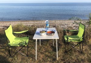 Romantisches Abendessen mit Nudeln und Thunfisch am Meer auf Saaremaa