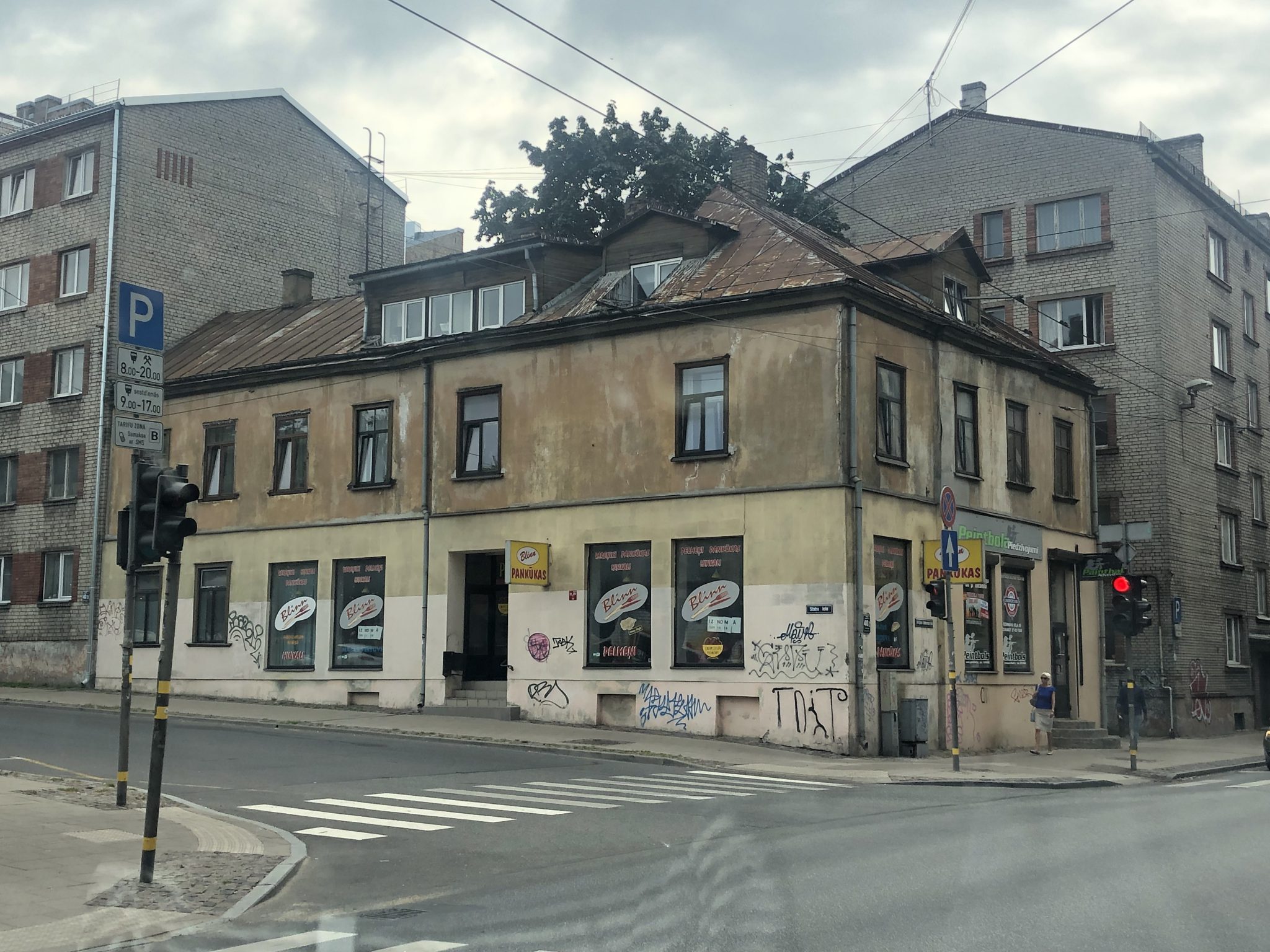 Ein eher heruntergekommenes Haus in Riga an einer Straßenkreuzung