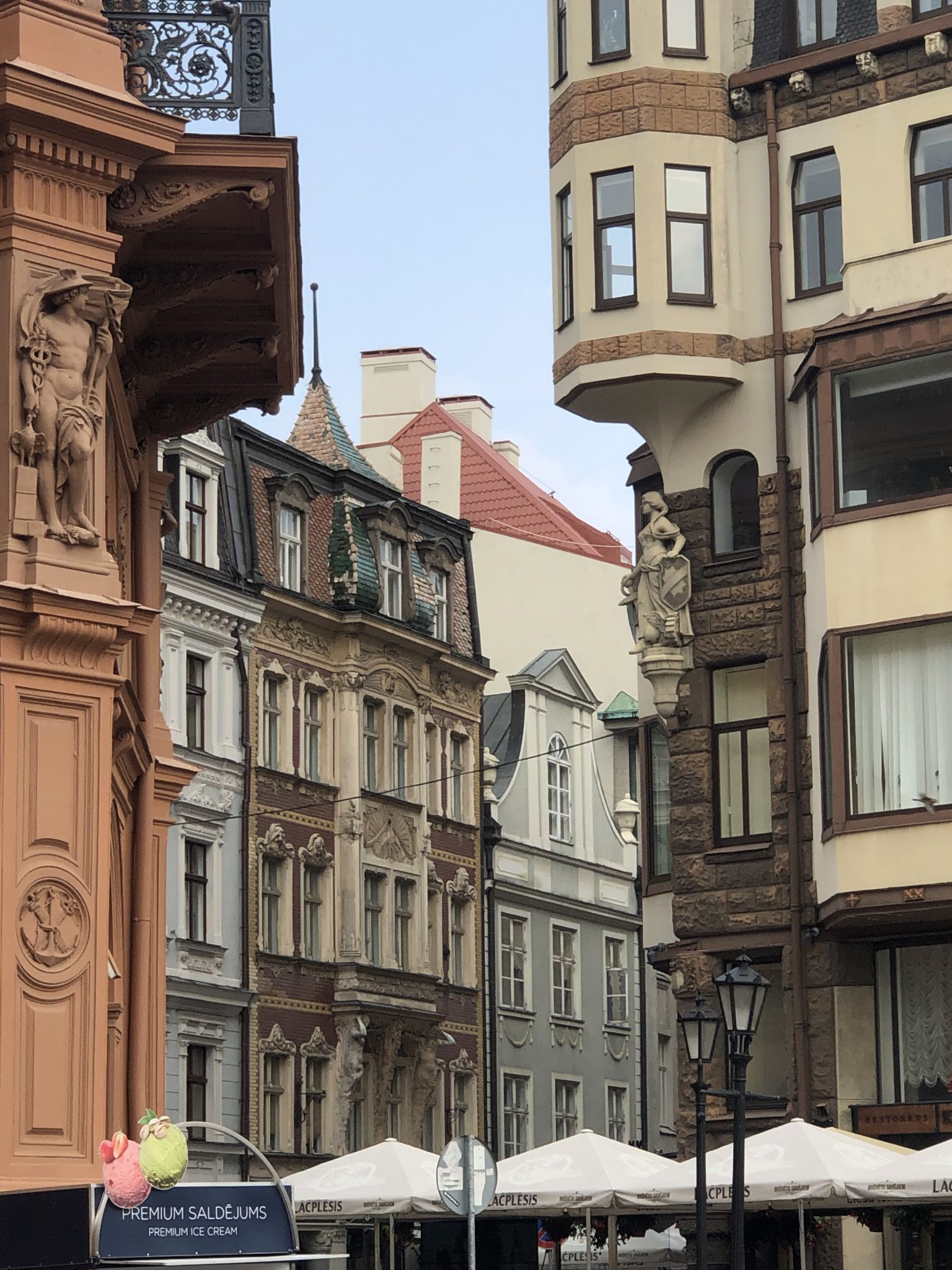 Historische Häuser in der Altstadt von Riga am rechten Daugava-Ufer  - Stuck mit Figuren