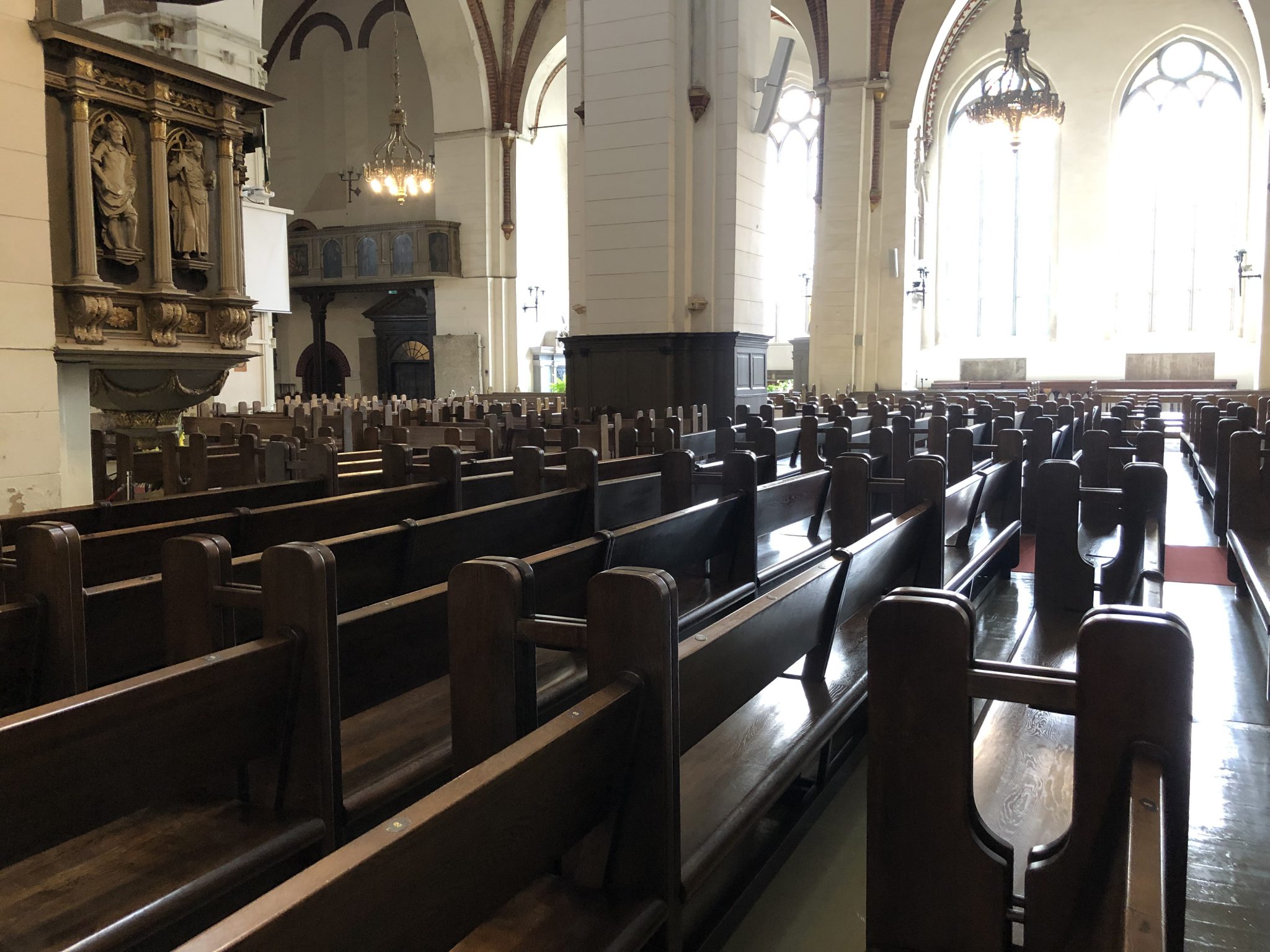 Kirchenbänke im Dom in Riga