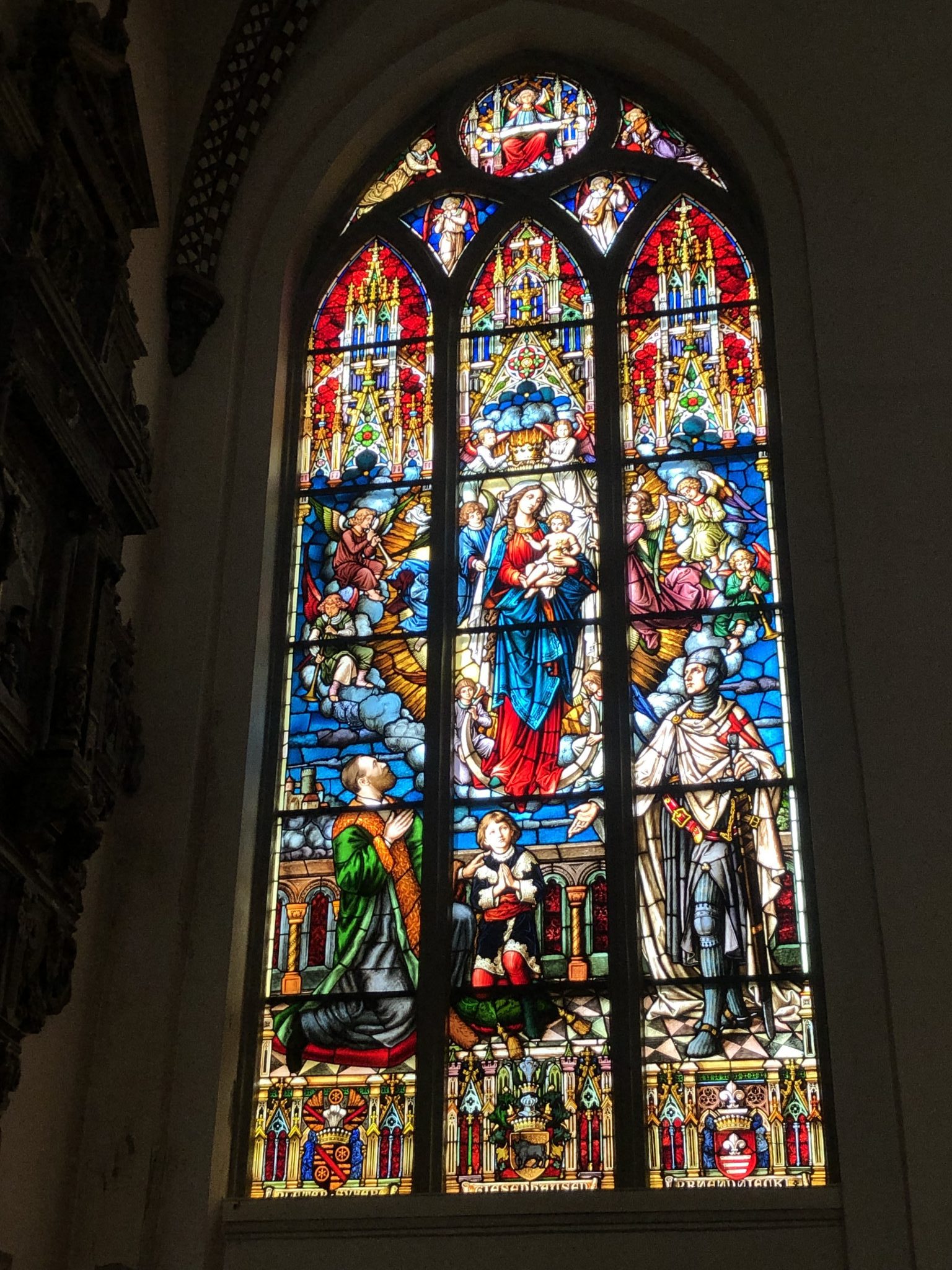 Ein buntes Kirchenfenster im Dom in Riga