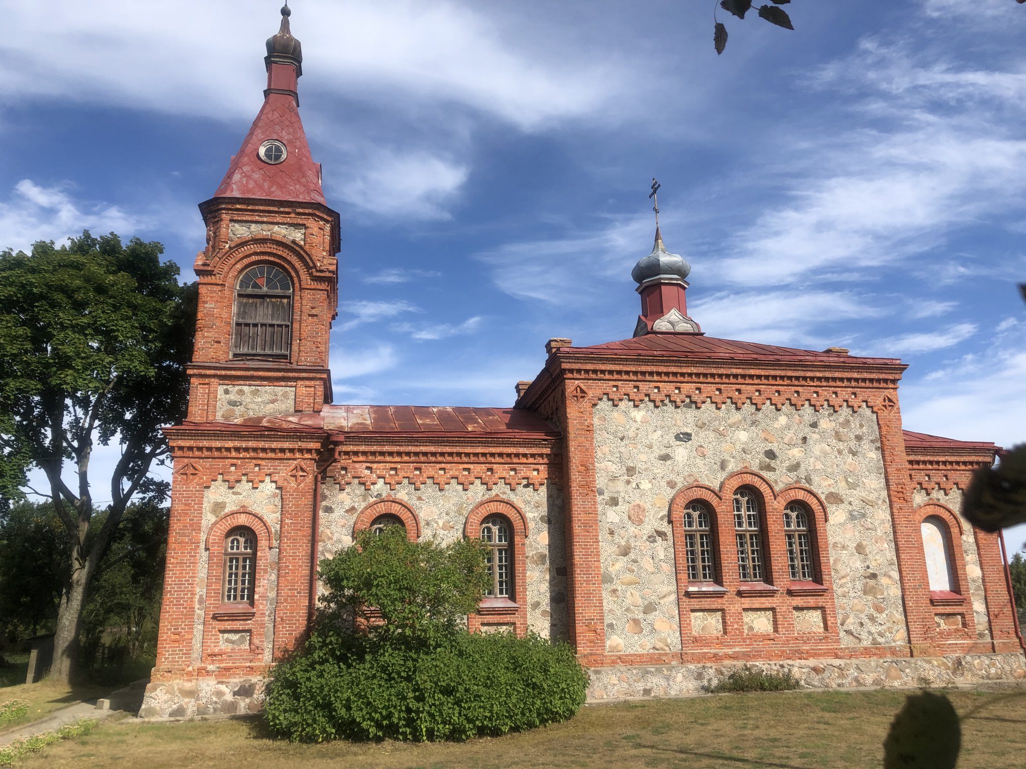 Katholische Backsteinkirche mit roten Backsteinen am Kap Kolka