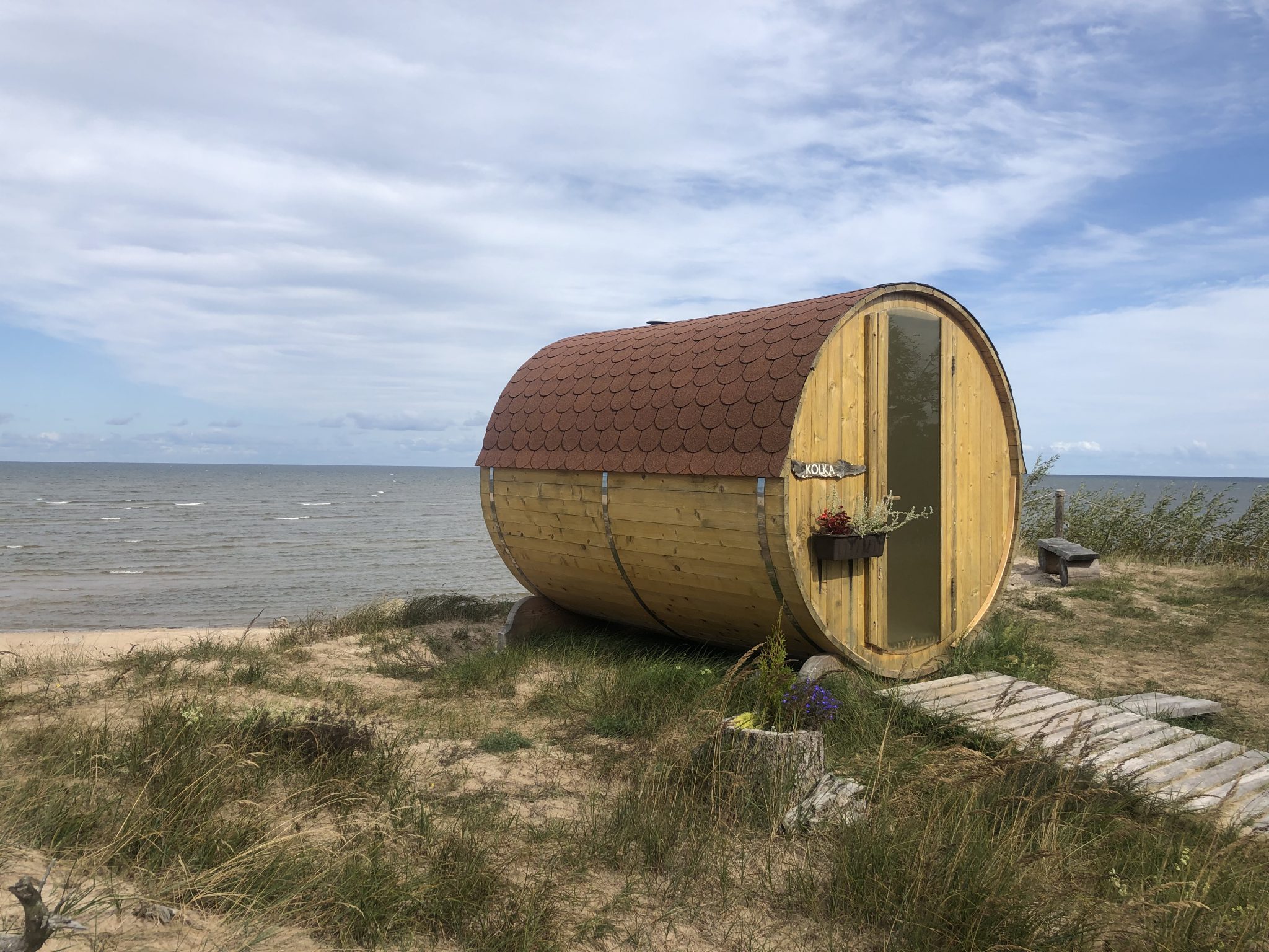 Unterkunft in einem Fass am Kap Kolka Strand