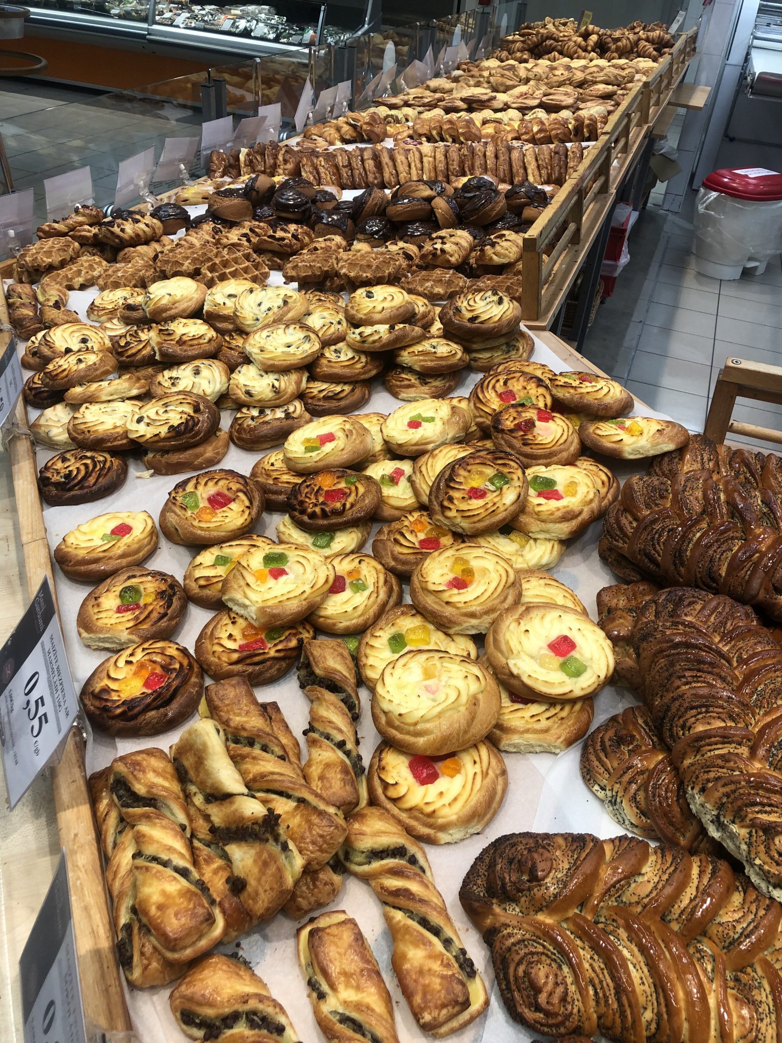 Gebäck und Croissants und Süßwaren im Rimi in der Bäckerei