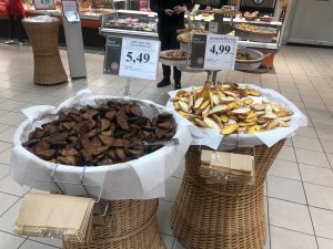 In knoblauch Butter getränkte Brote im Coop in Estland