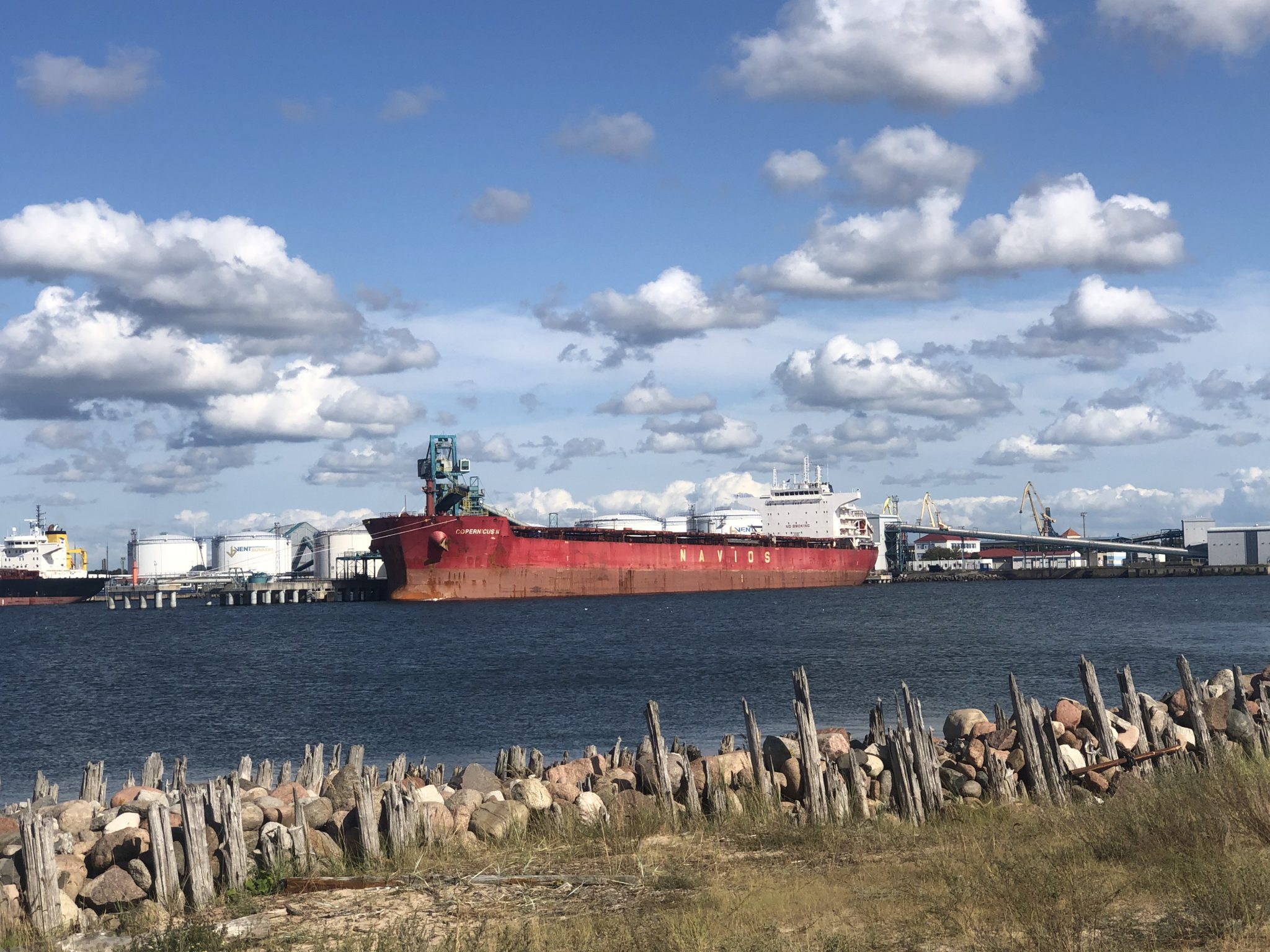 Ventspils am Hafen in Lettland mit Container Schiff