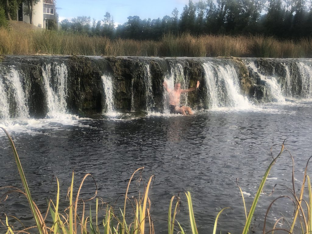 Baden unterm Wasserfall in Kuldiga macht Freude