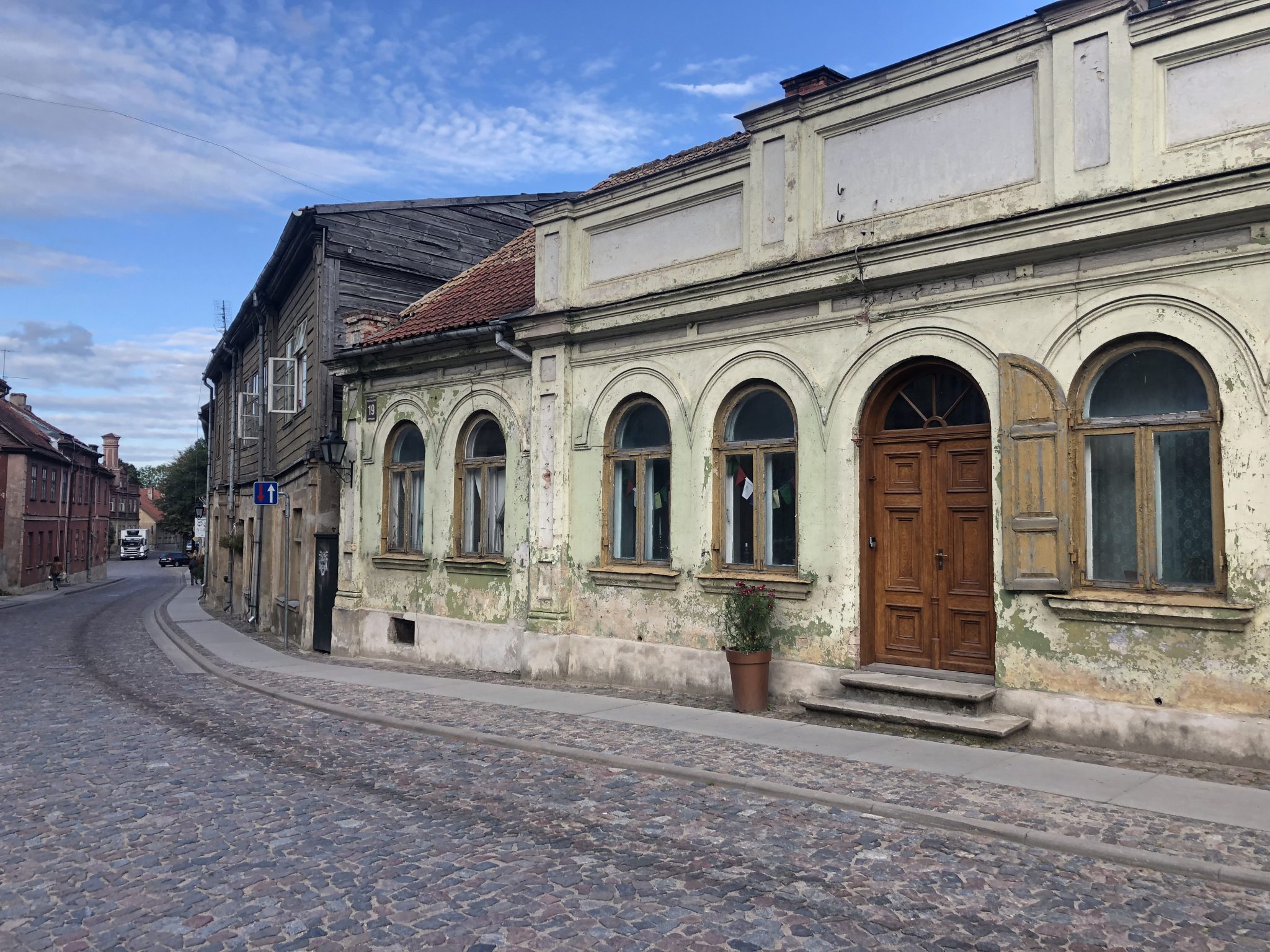 Das Stadtzentrum beherbergt schmale Gassen, alte Holzhäuser mit einem Schornstein in der Mitte und einem roten Ziegeldach.