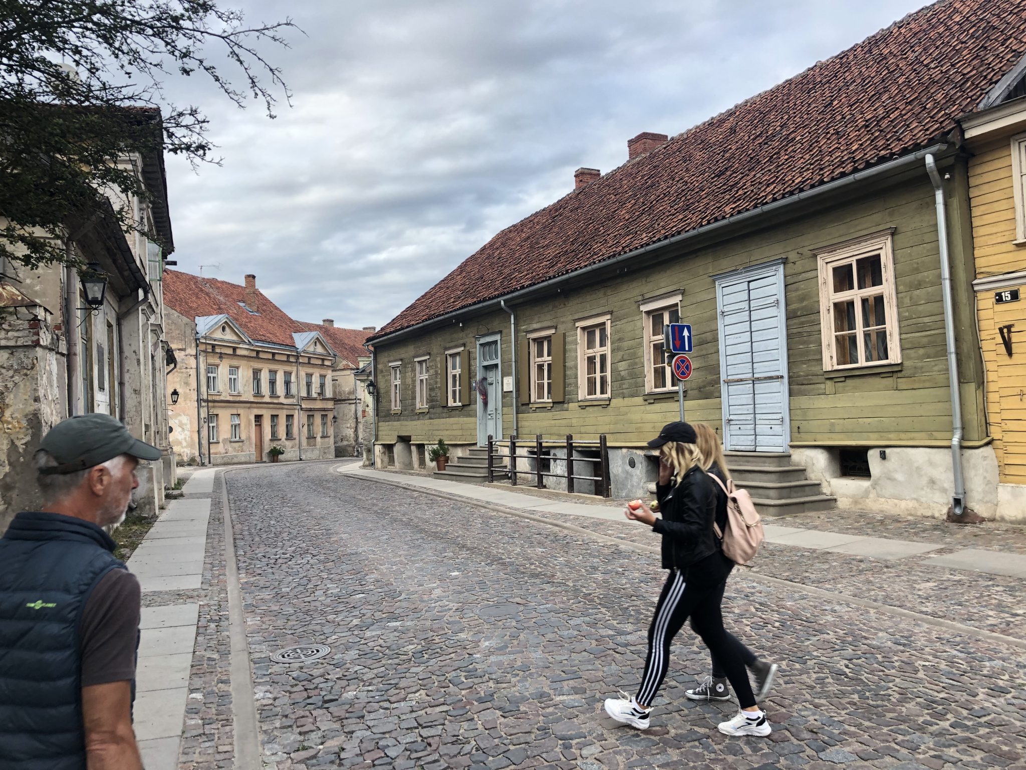 Jugendliche in den Straßen von Kuldīga, Kuldīgas pilsēta, Lettland