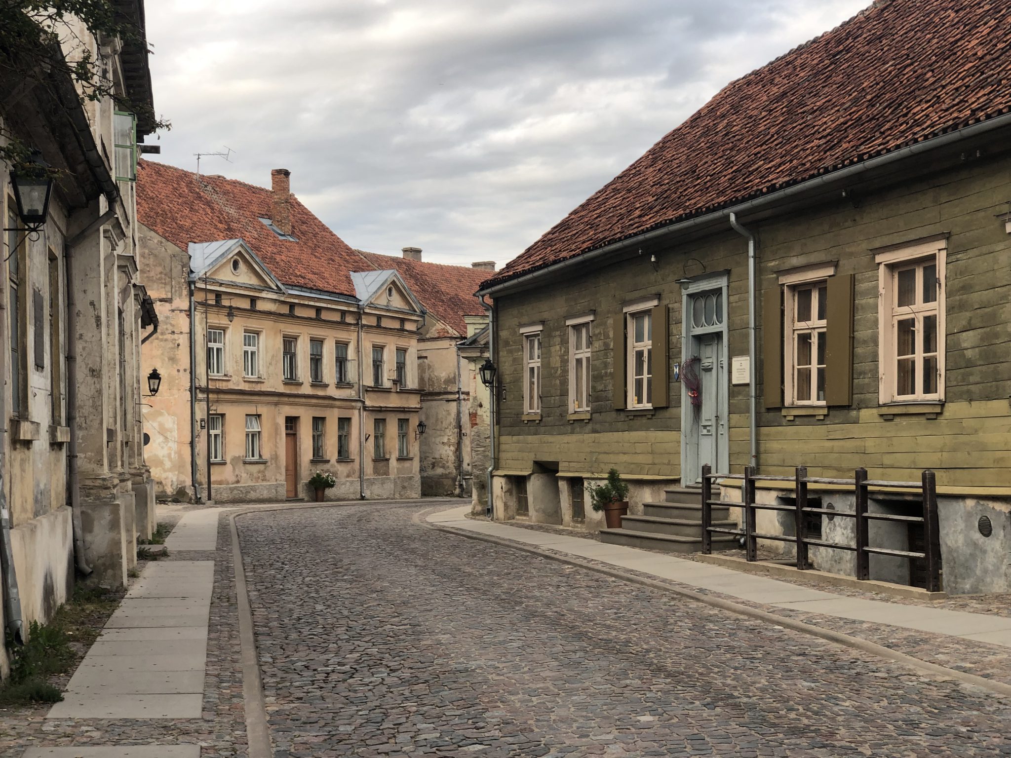 Das historische Zentrum von Kuldīga mit alten Holzhäusern