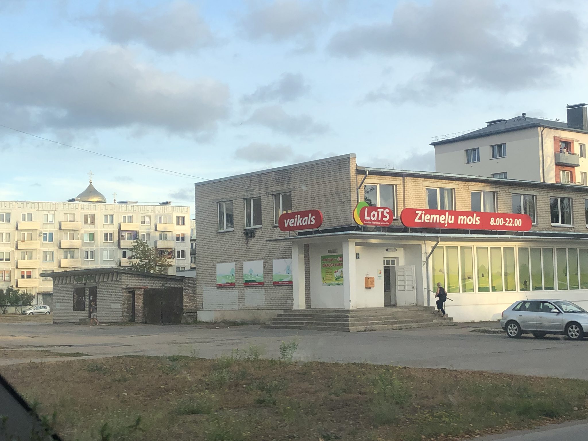 Die Nikolaus-Kathedrale in der lettischen Stadt Liepāja blitzt hinter den hässlichen Sovjet Plattenbauten hervor