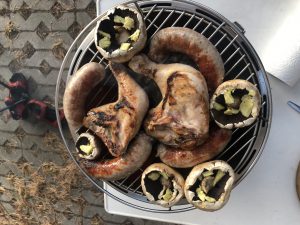 Grill belegt mit Hühnchen und Pilzen