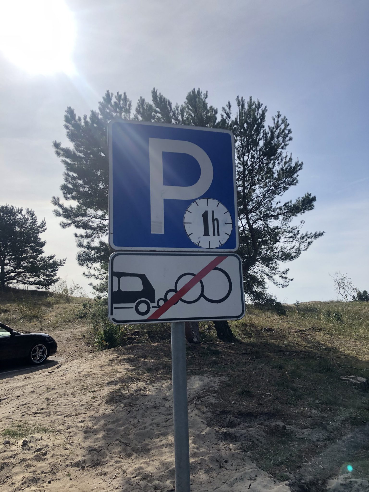 Parkschild auf der kurischen Nehrung sagt man soll den Motor ausmachen