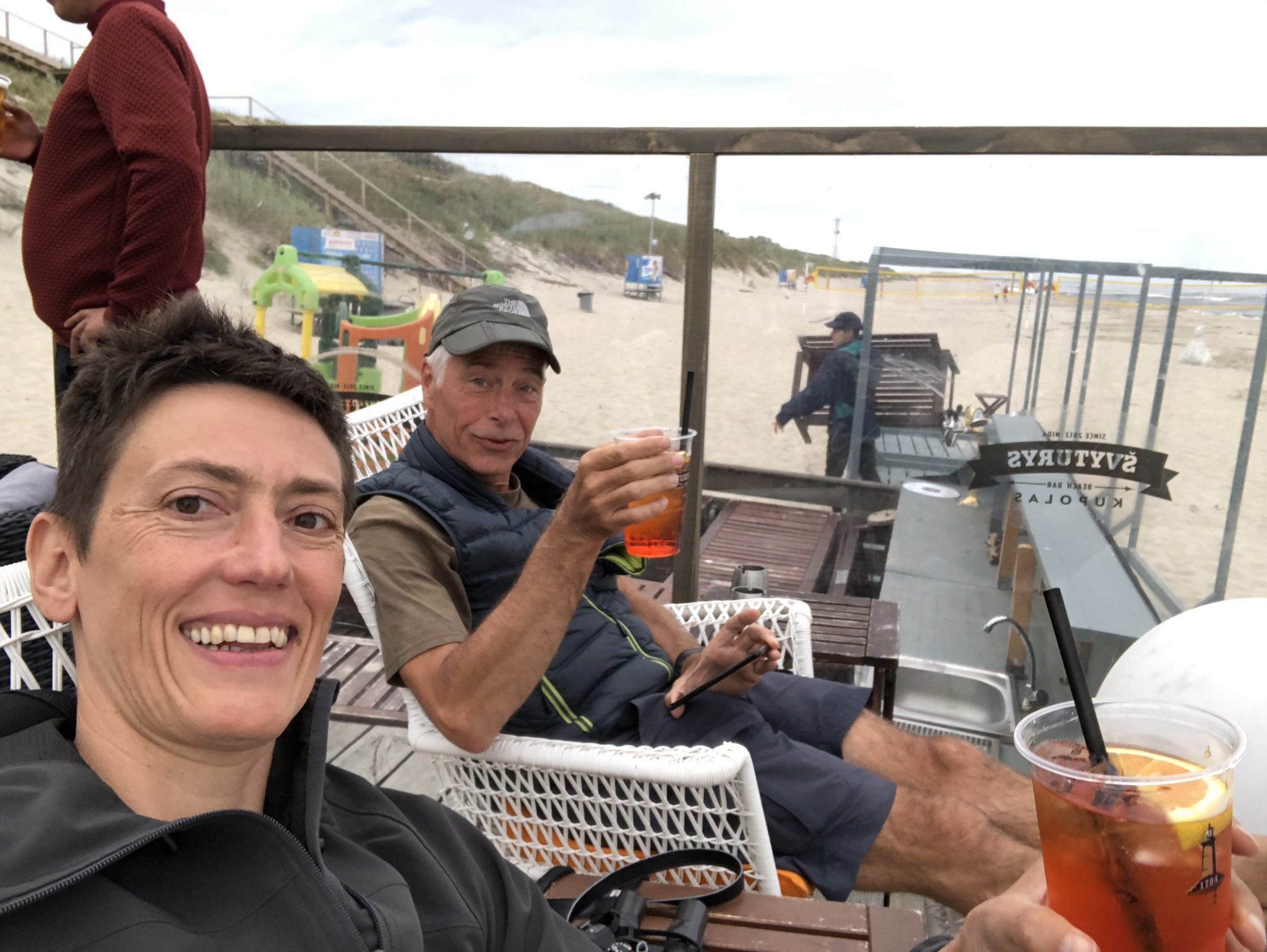 Auf der kurischen Nehrung in Neringa in einer Strandbar mit Aperol Spritz