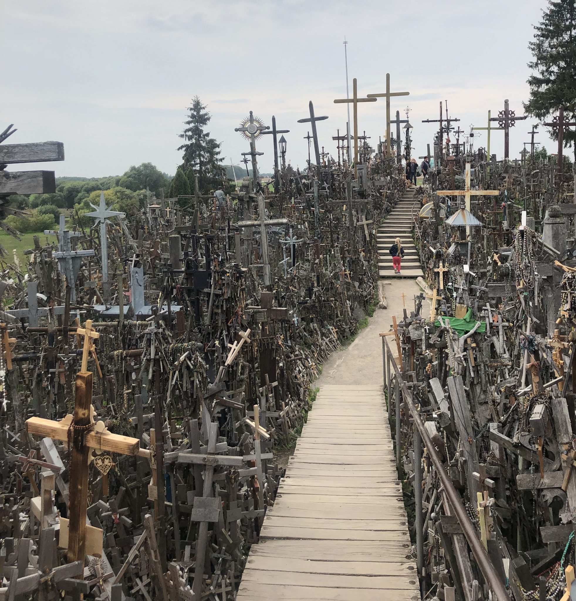 Der Berg der Kreuze ist ein katholisch und touristisch geprägter Wallfahrtsort in Litauen