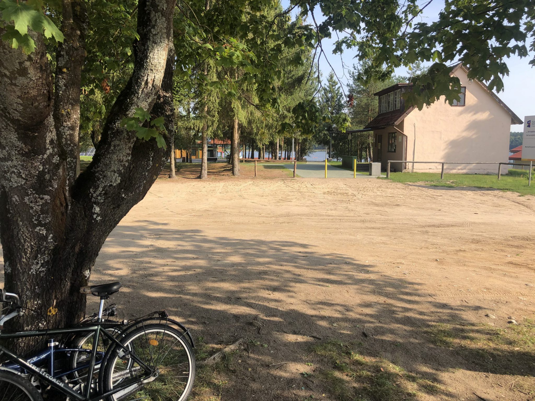 Wohnmobilstellplatz in Goldap in Polen nahe einem Campingplatz mit Blick auf den See