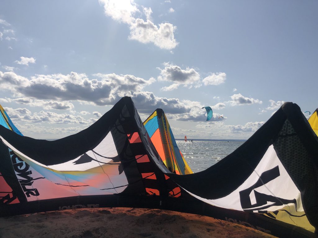 Ein Kitesurfschirm liegt am Strand von Hel