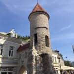 Türme begrenzen die Stadtmauer in Tallinns Altstadt