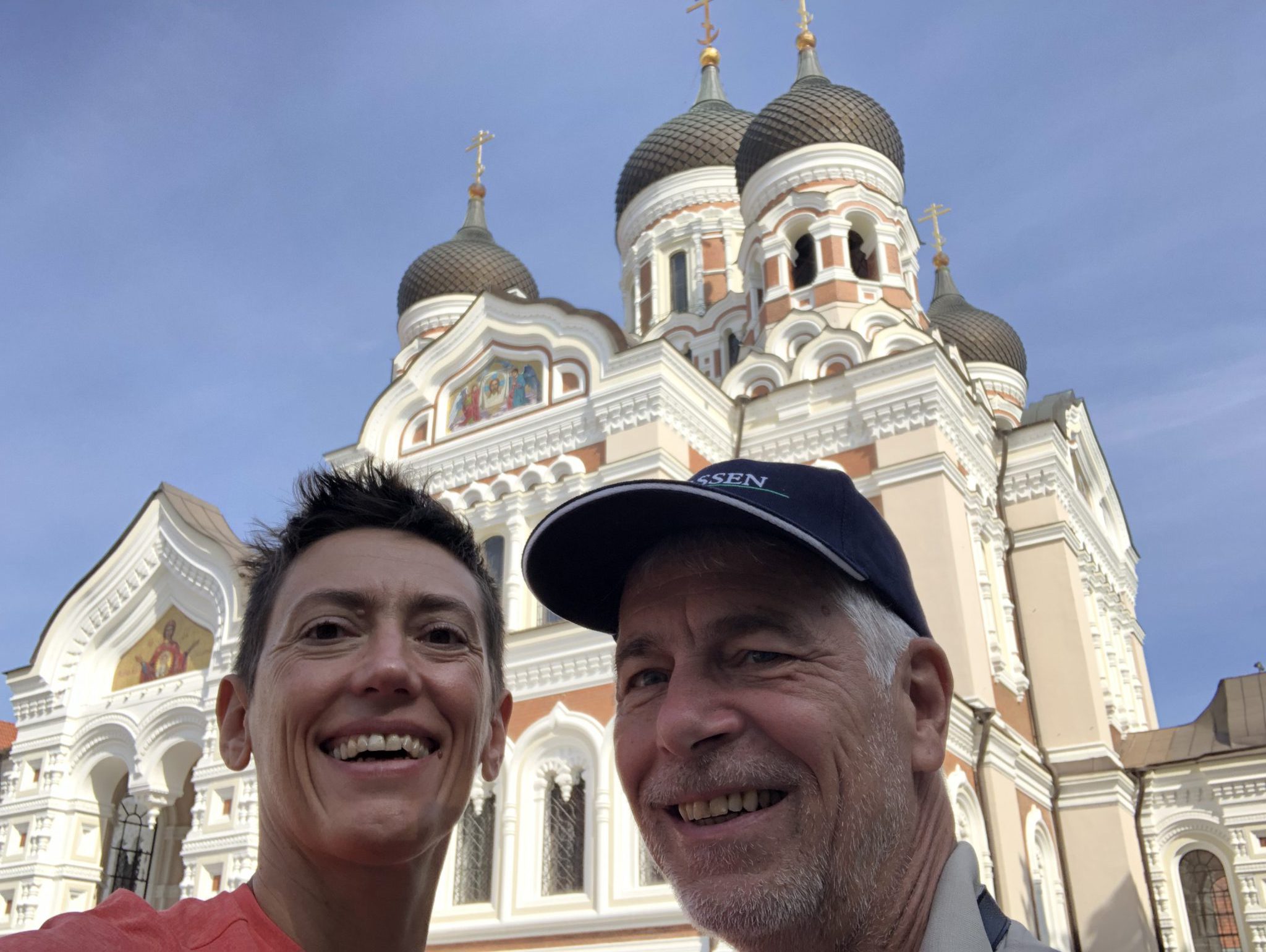 Ursula Fischer und der Osteopath Normen Wolke aus Belrin vor der Orthodoxen Kirche in Tallinn