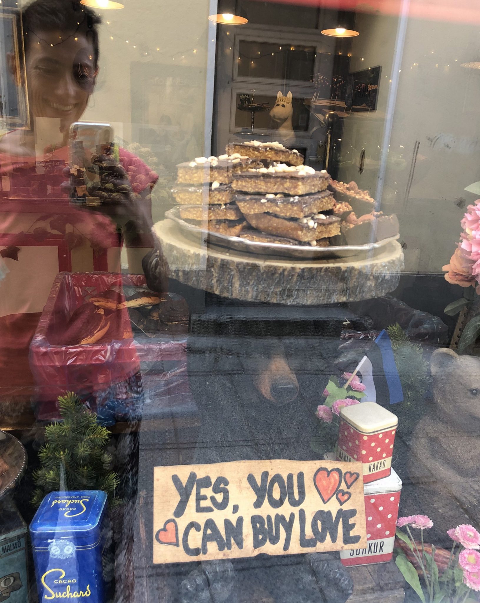 Ursula vor einem Schaufenster einer konditorei in Talinn mit Kuchen