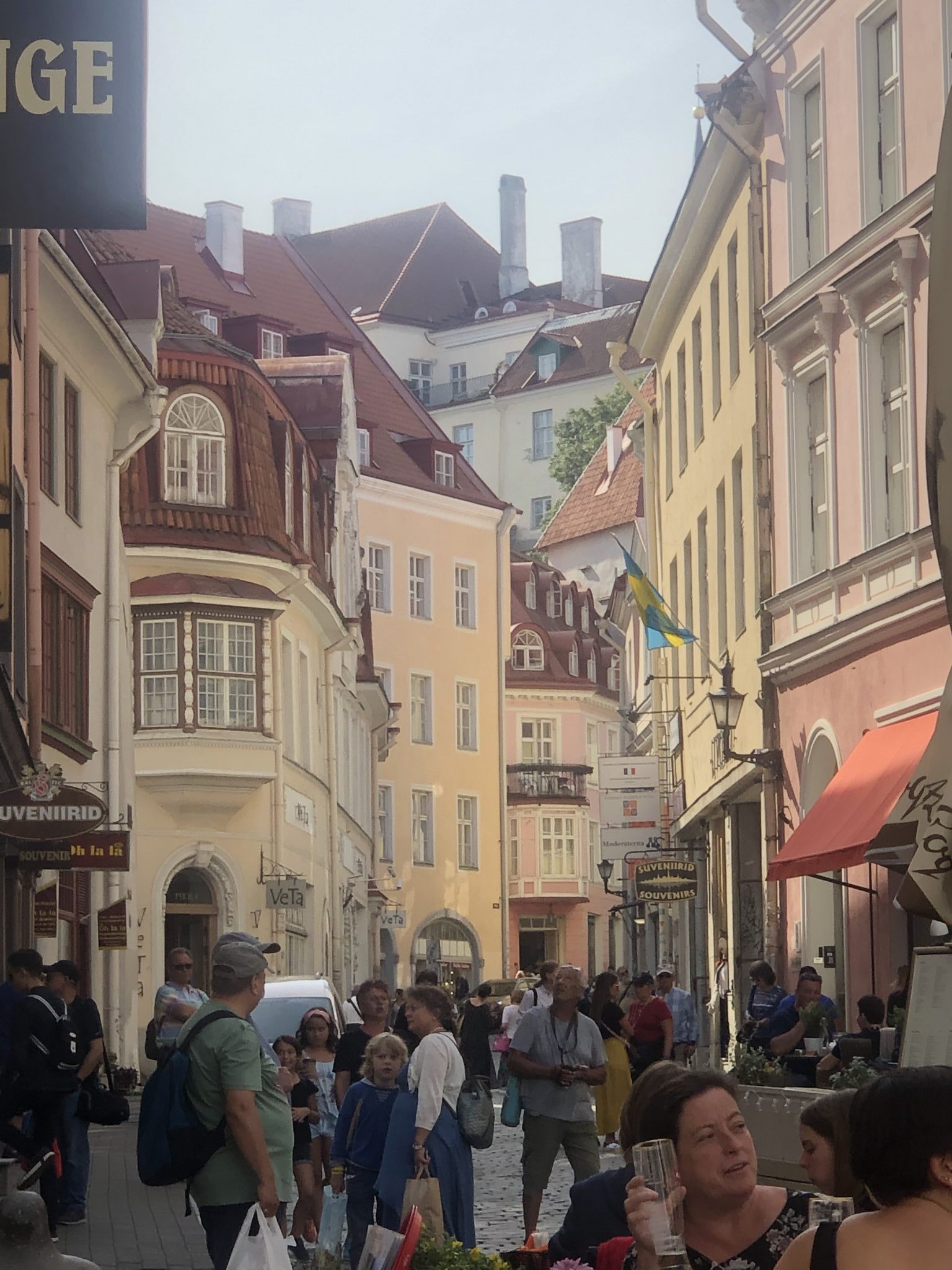 Das historische Tallinn mit engen Gassen ist voll von Touristen 