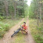 Kreuzspinnen auf dem Waldweg zwingen mich zum Limbo Tanz