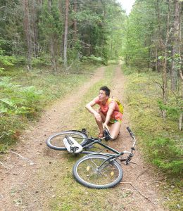 Ursula und Fahrrad im Spinnen Wald