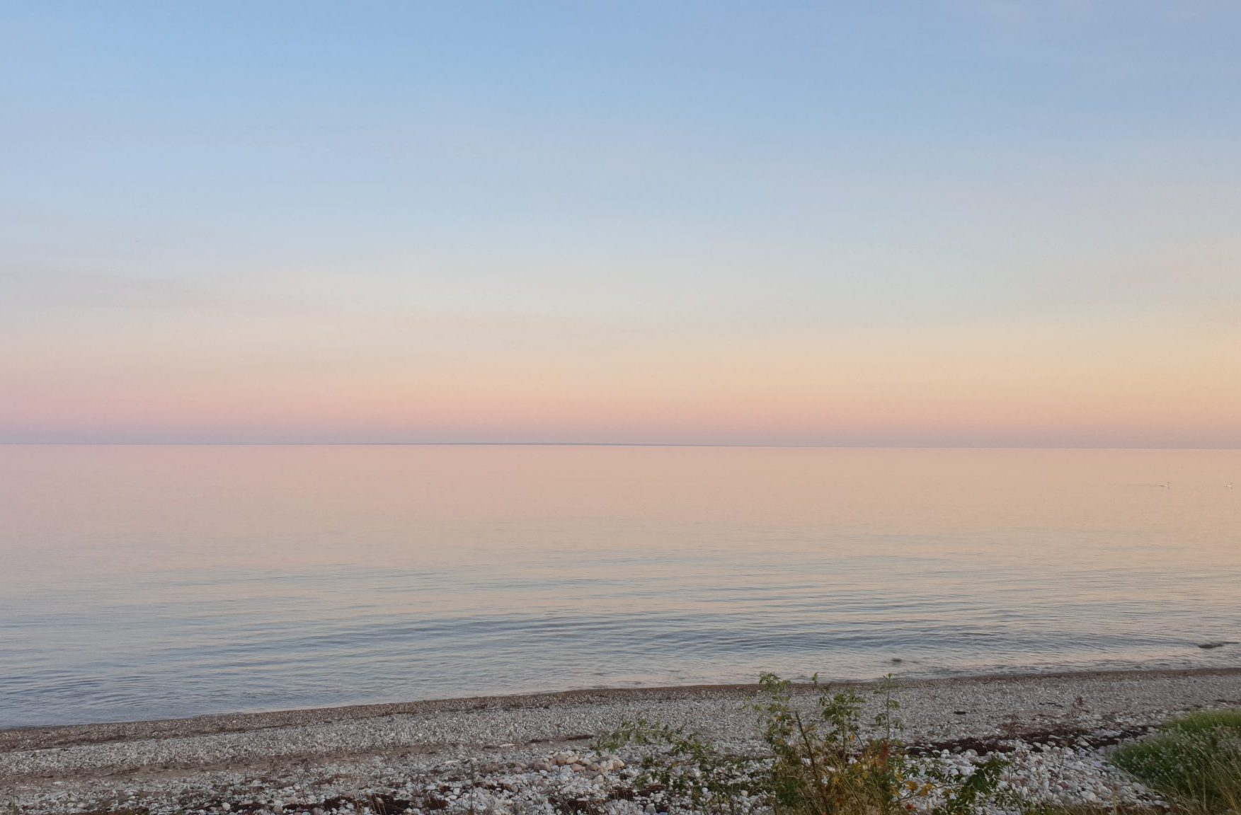 Stilles Wasser in blau und rose auf Saaremaa