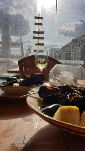 Miesmuscheln und ein Glas Wein in Riga