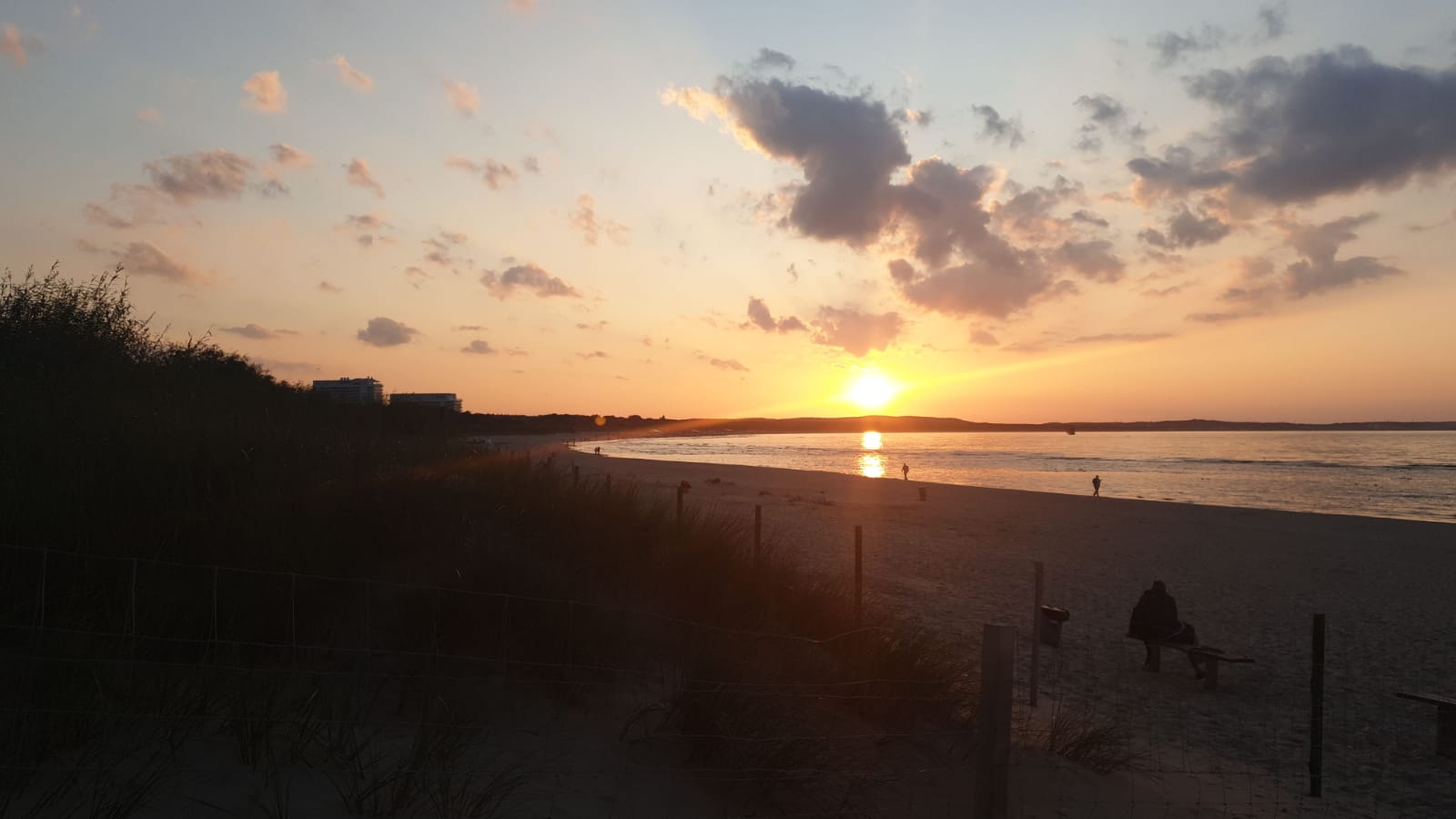 Sonnenuntergang am Strand von Swinemünde in Polen