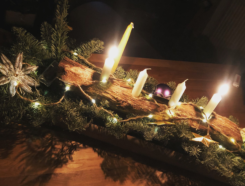 Adventskranz mit vier Kerzen