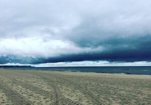 Sturmwolken am Strand von Swinemünde in Polen