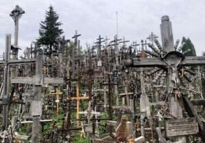 Der Berg der Kreuze in Litauen mit Tausenden von Kreuzen unter bewölktem Himmel