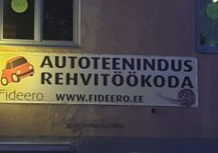Schild am Autohaus in estnischer Sprache autoteenindus rehvitöökoda