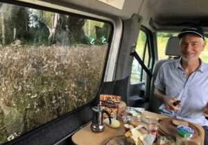 Frühstückspause im Wald während der Reise durch das Baltikum