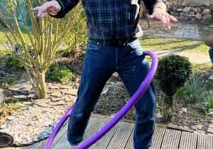 Person beim Hula-Hoop-Training
