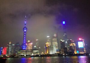 shanghai-bund Blick auf die bunt beleuchtete Skyline von Pudong - Blick vom Bund in Shanghai