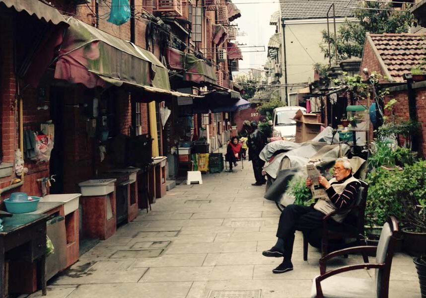 In den Strassen von Shanghai liest ein Mann Zeitung