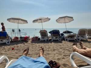 Sonnenschirme Sand und Meer am Beach Vela Draga